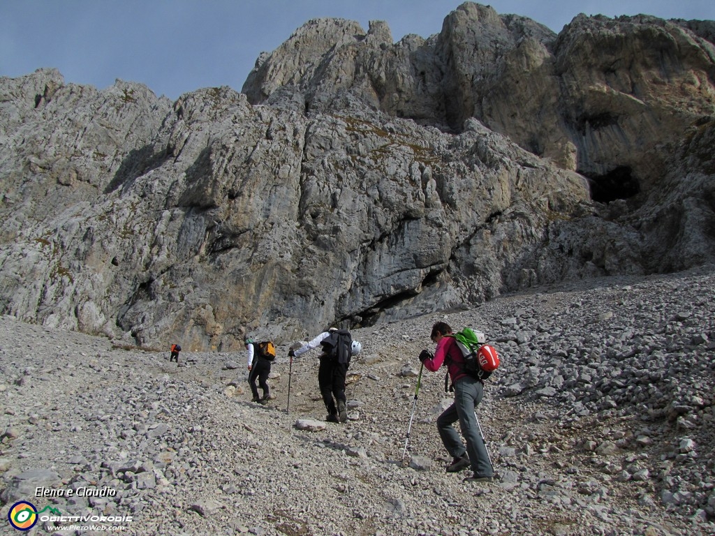 03 Il ripido ghiaione verso la grotta dei pagani.JPG